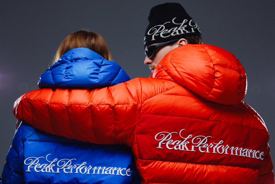 Deux mannequins en doudounes Peak Performance 40Y rouge et bleue