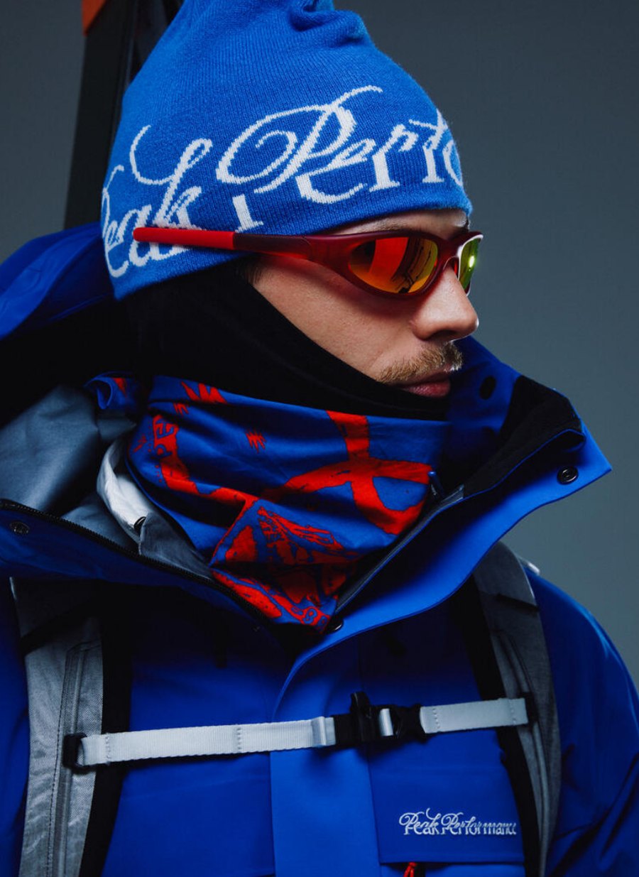 Mannequin portant un bonnet Peak Performance 40Y, des lunettes et une veste de ski GORE-TEX bleue