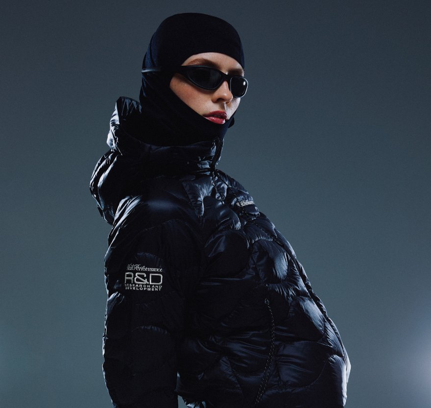 Mannequin en doudoune noire Peak Performance 40Y R&D